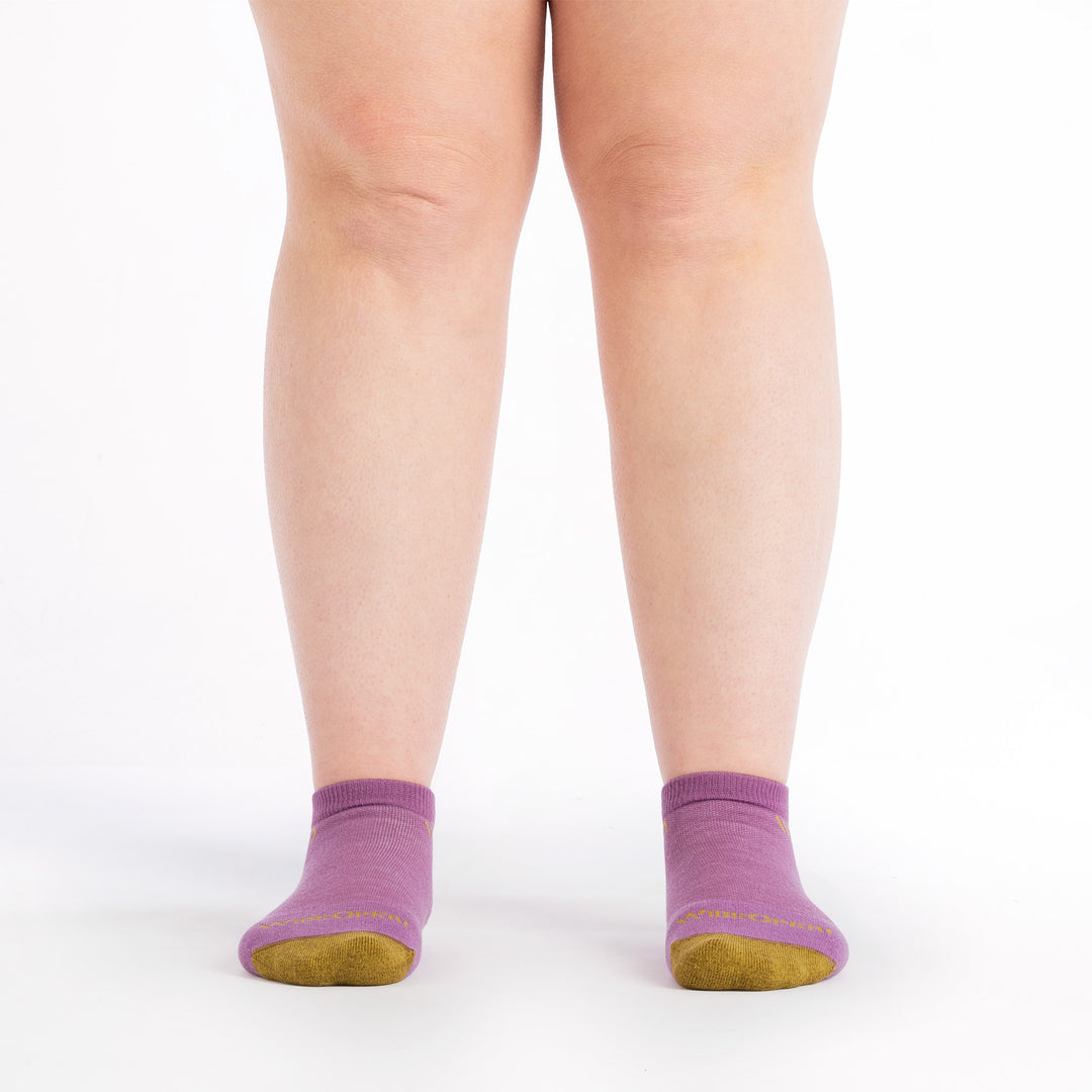 on model image front face wearing the 9500 solid no show in violet.