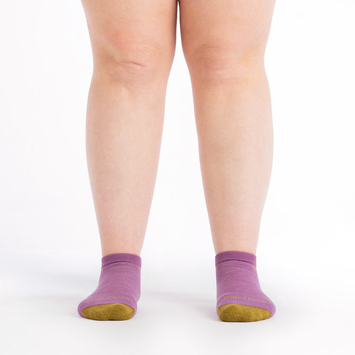 on model image front face wearing the 9500 solid no show in violet.