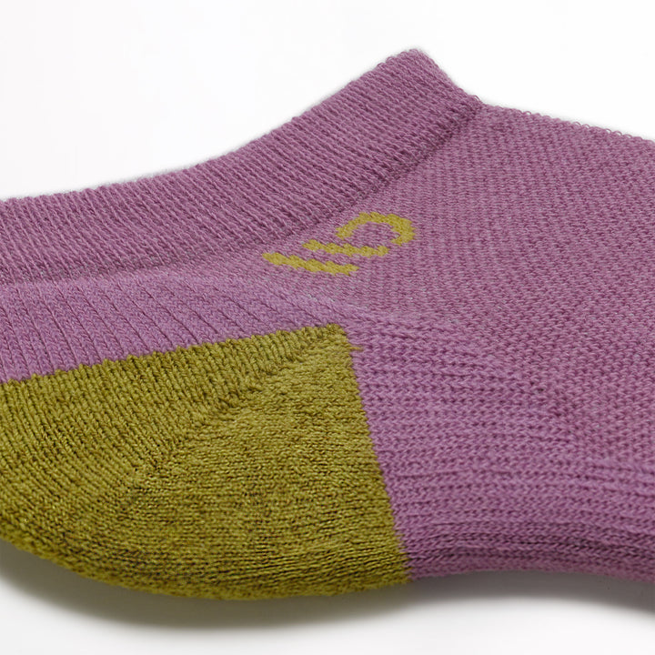 Detail image of 9500 Solid No show sock in violet featuring yellow heel and logo with a pink body