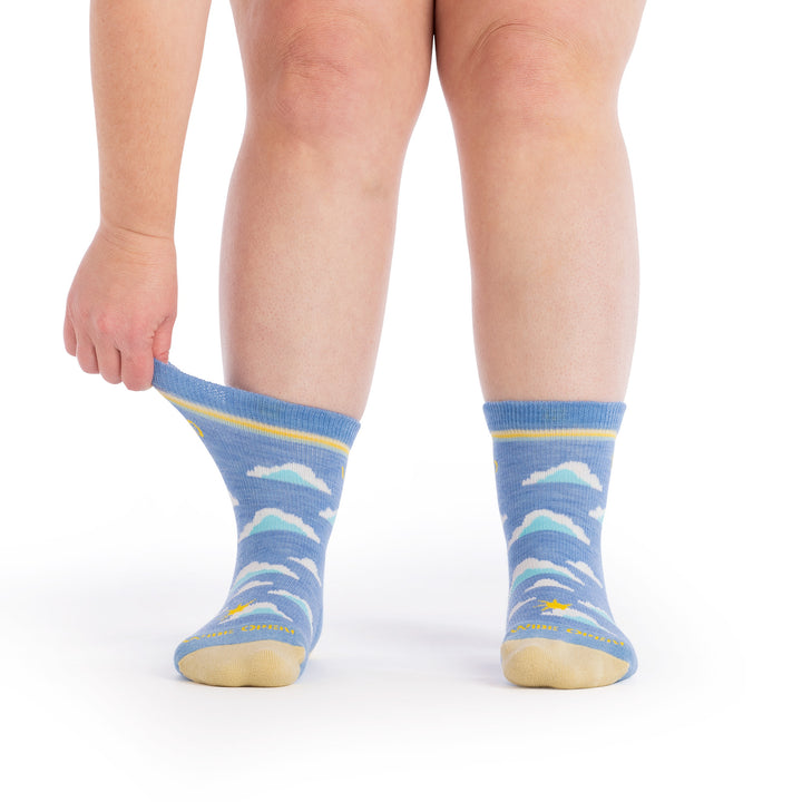 on model image of feet facing forward stretching the cuff on a 9508 cloud hopper in sky