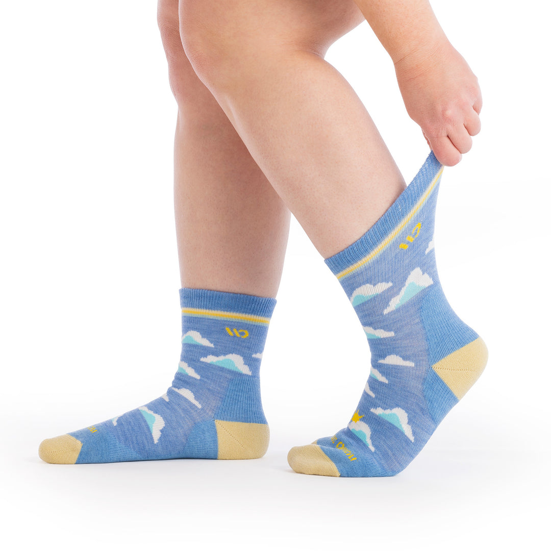 on model image with feet to the side and stretching the cuff on the 9508 cloud hopper in sky