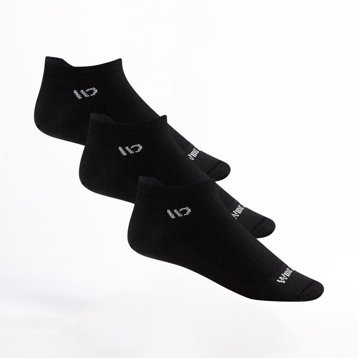 Bundle image of three 9013 lightweight ankle socks in black 