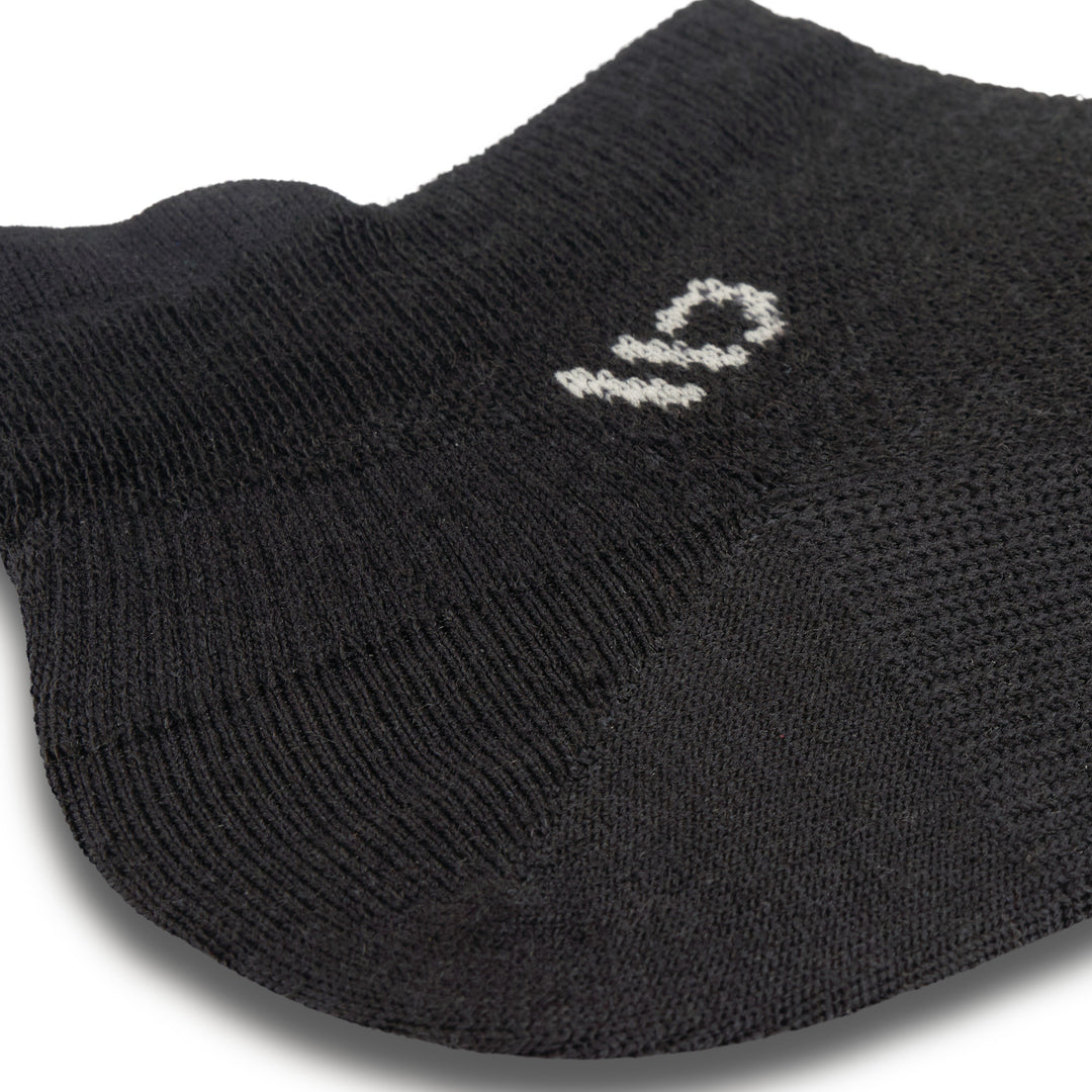 Close up detail image of the ankle on the 9013 solid lightweight ankle sock in black