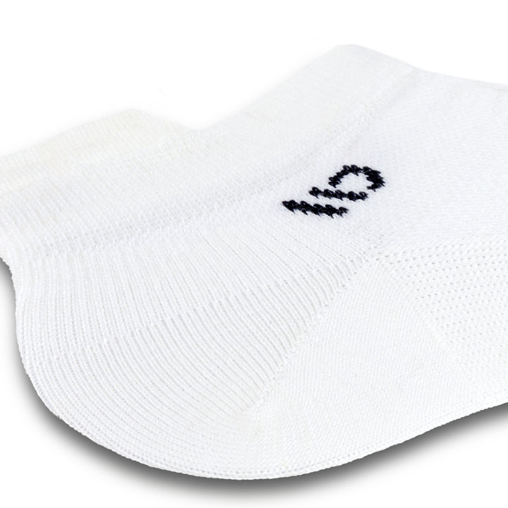 Close up detail image of the ankle on the 9013 solid lightweight ankle sock in white
