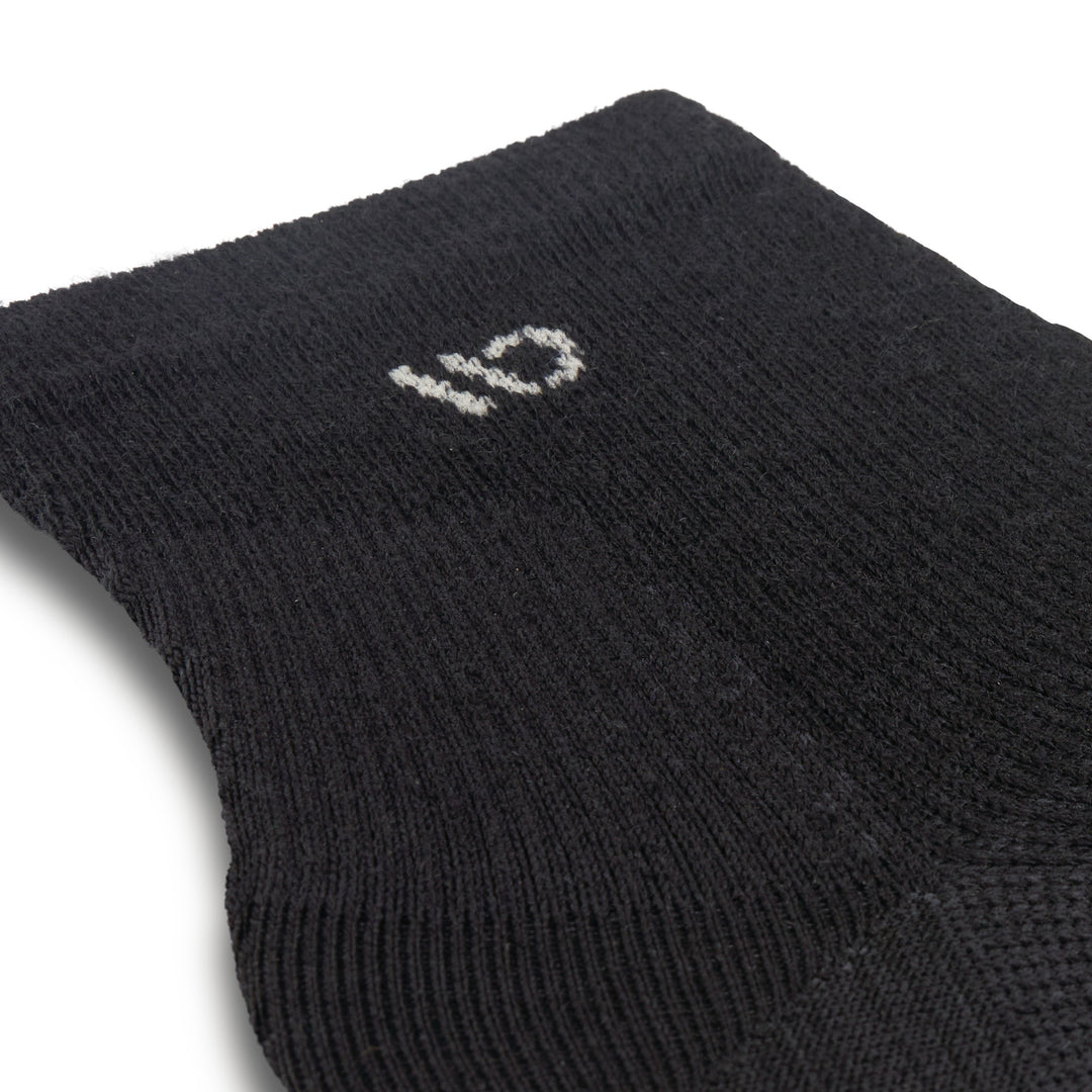 Close up detail image of the ankle on the 9014 solid lightweight quarter sock in black