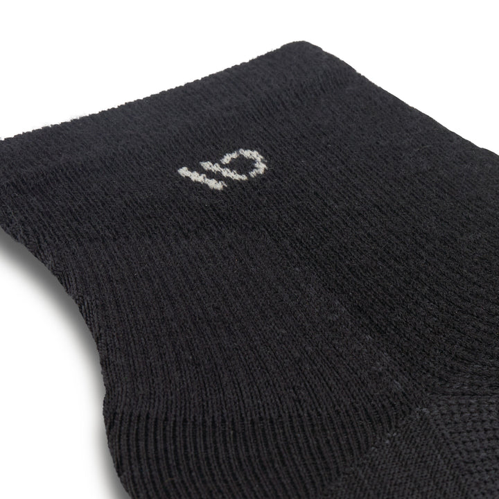 Close up detail image of the ankle on the 9014 solid lightweight quarter sock in black