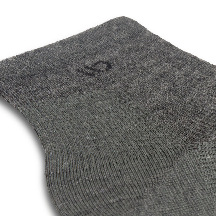 Close up detail image of the ankle on the 9014 solid lightweight quarter sock in gray