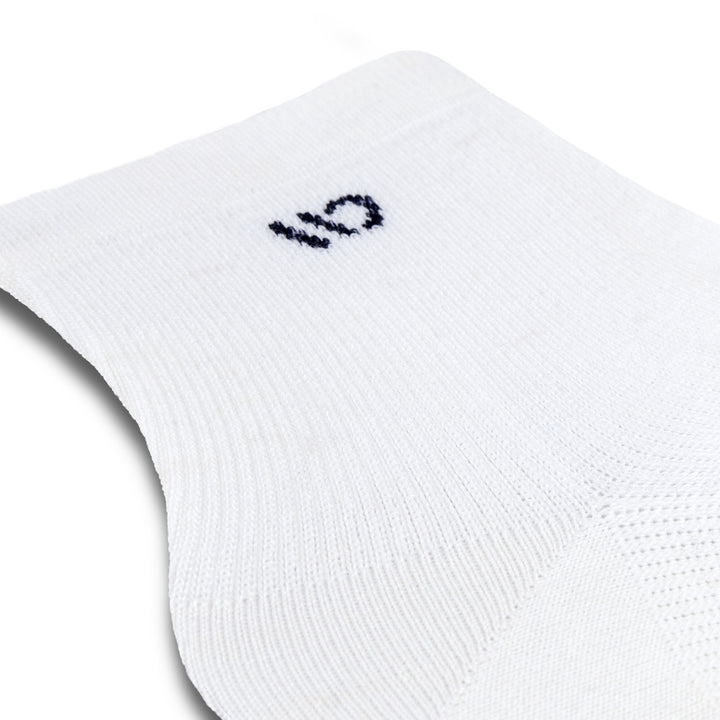 Close up detail image of the ankle on the 9014 solid lightweight quarter sock in white