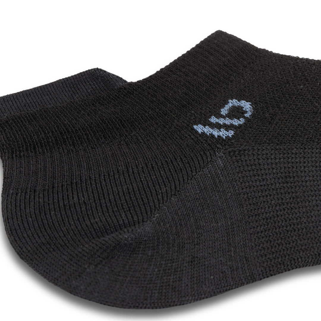 Close up detail image of the ankle on the 9514 solid lightweight ankle sock in black