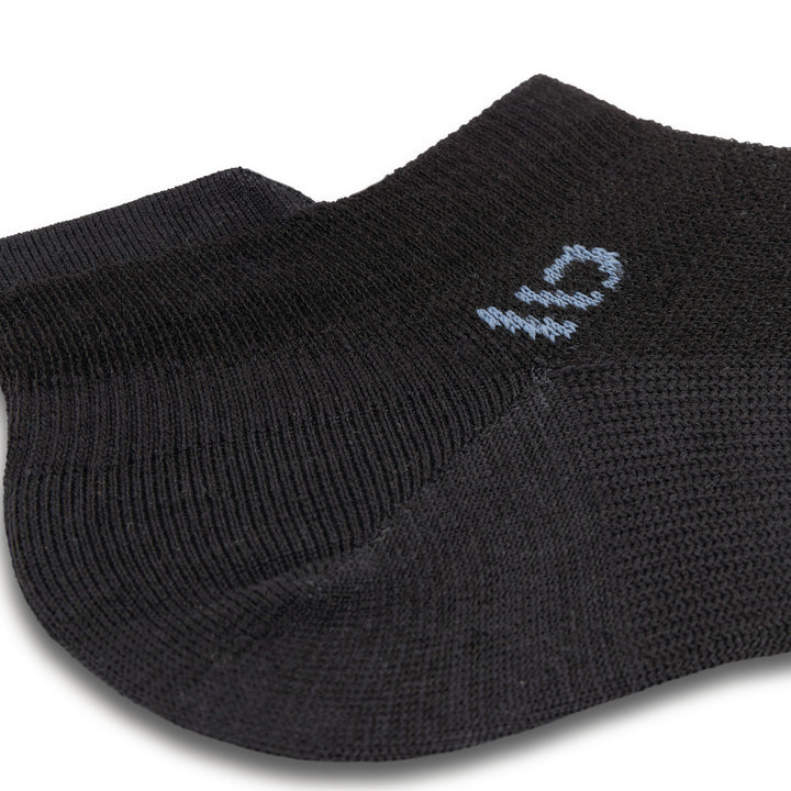 Close up detail image of the ankle on the 9514 solid lightweight ankle sock in black