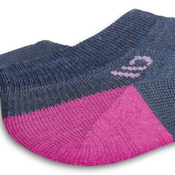 Close up detail image of the ankle on the 9514 solid lightweight ankle sock in denim