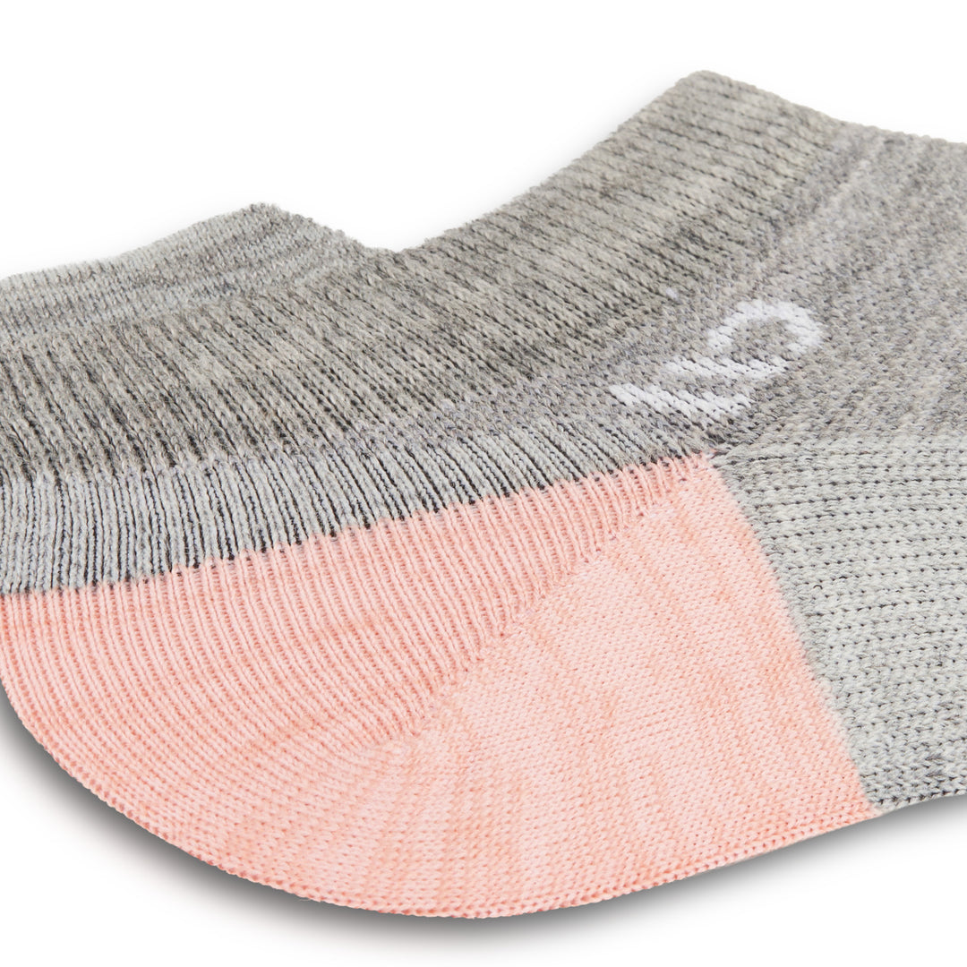 Close up detail image of the ankle on the 9514 solid lightweight ankle sock in light gray