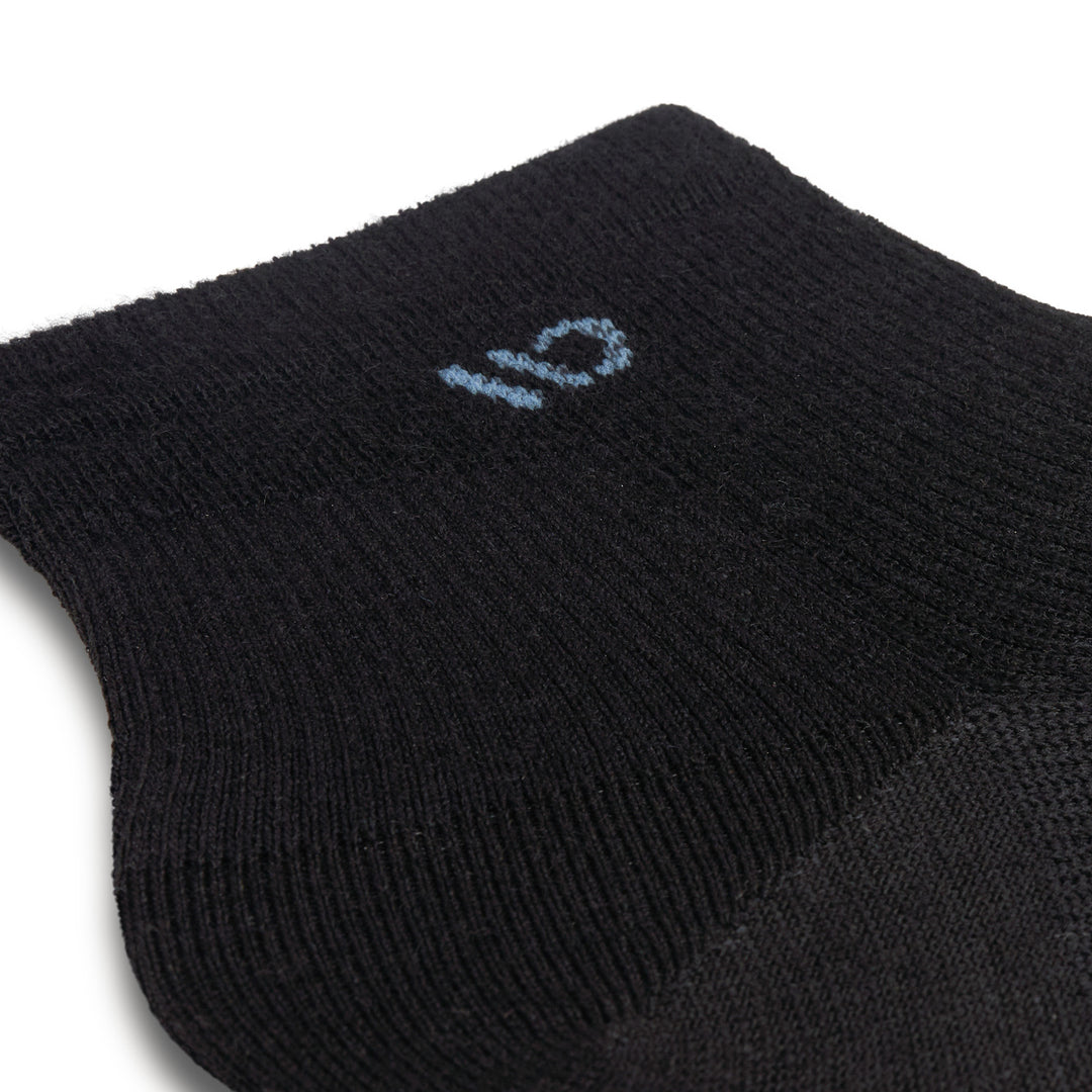Close up detail image of the ankle on the 9515 solid lightweight quarter sock in black