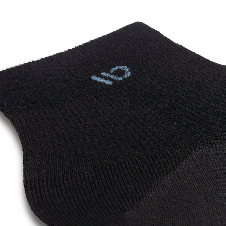 Close up detail image of the ankle on the 9515 solid lightweight quarter sock in black
