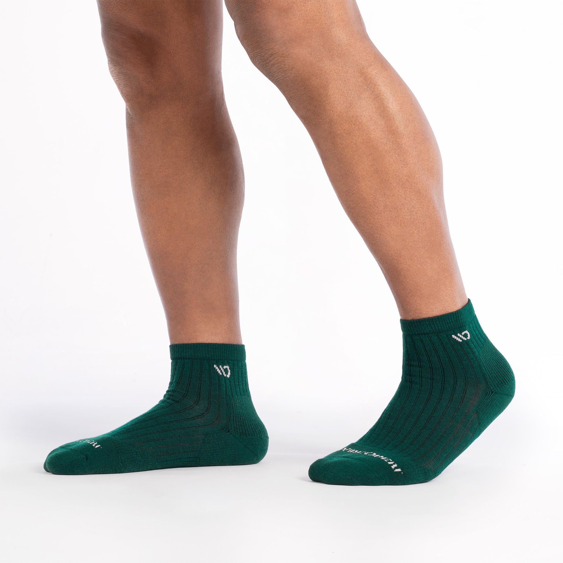 on model image of feet to the side wearing the 9004 solid quarter sock in spruce