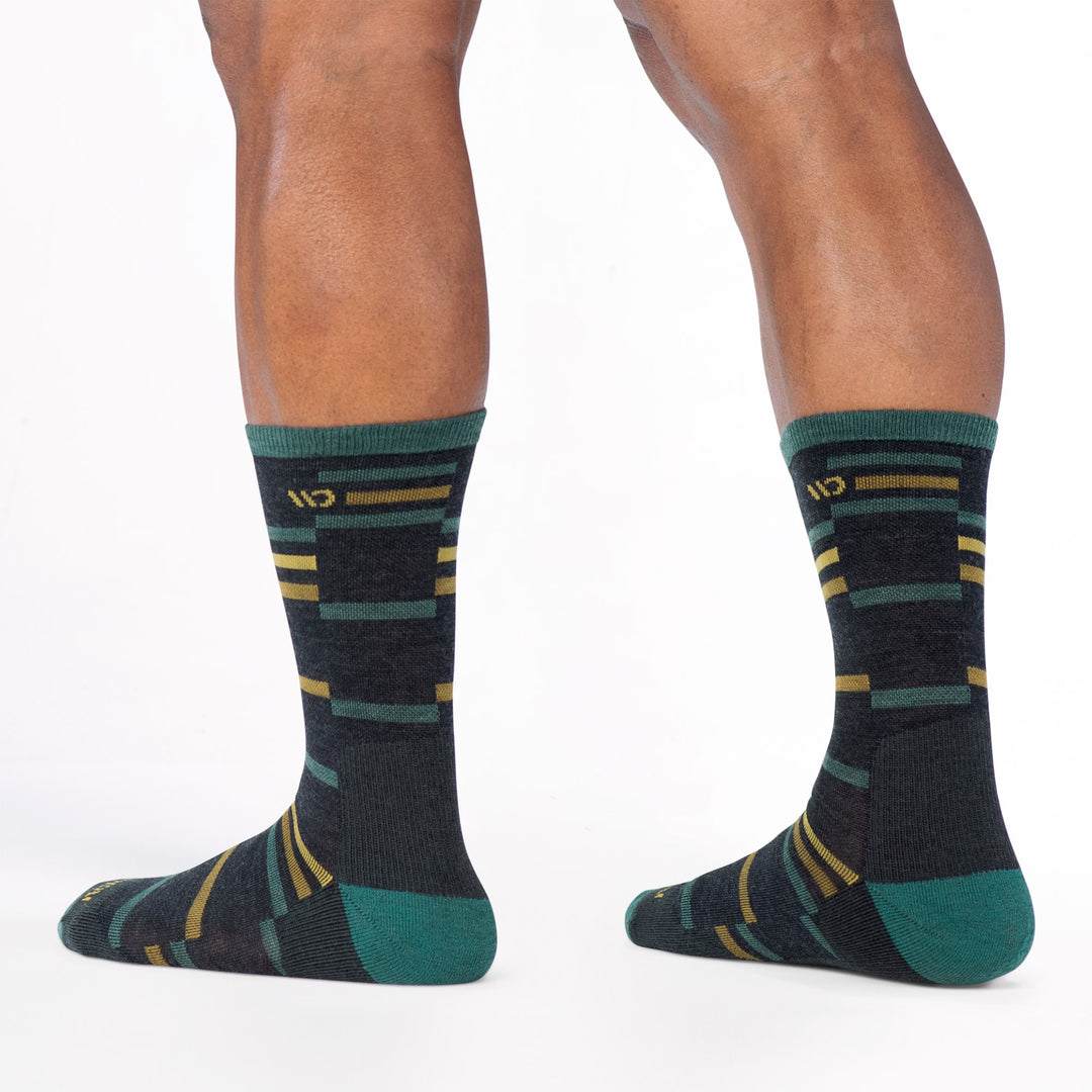 model stand with back of 9010 crossroads cushioned crew in charcoal showing the stripes from back