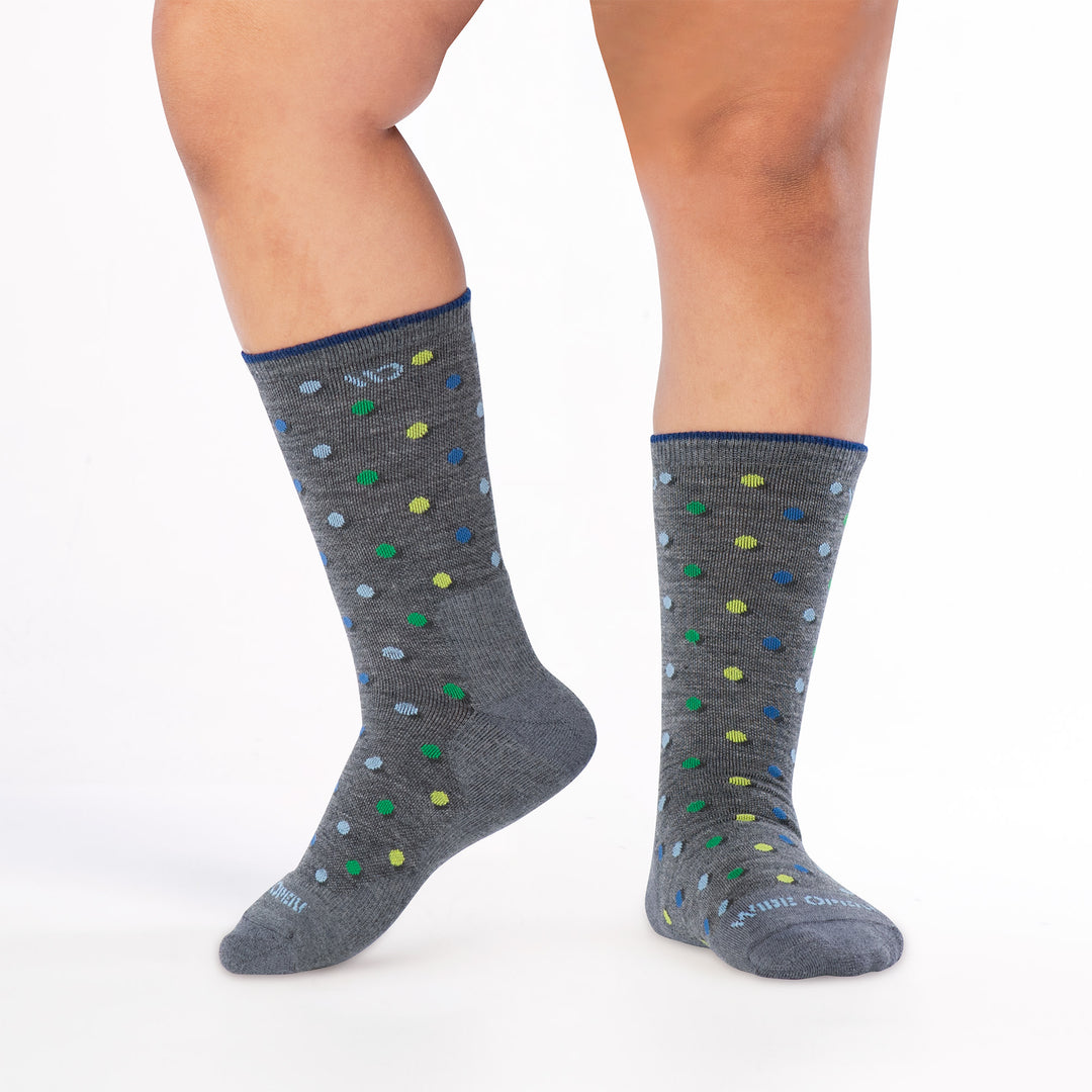 model lifting foot on left wearing the on the dot cushioned crew in gray