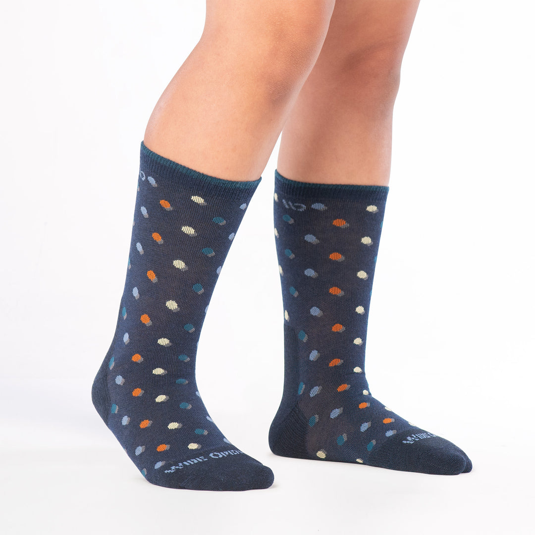 models feet to the right with front foot lifted wearing the on the dot cushioned crew in navy