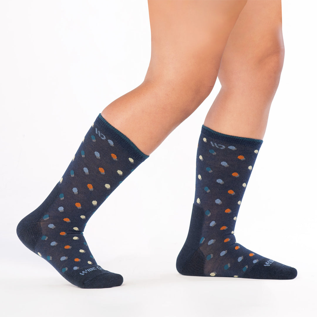 model walking to the right wearing the on the dot cushioned crew in navy