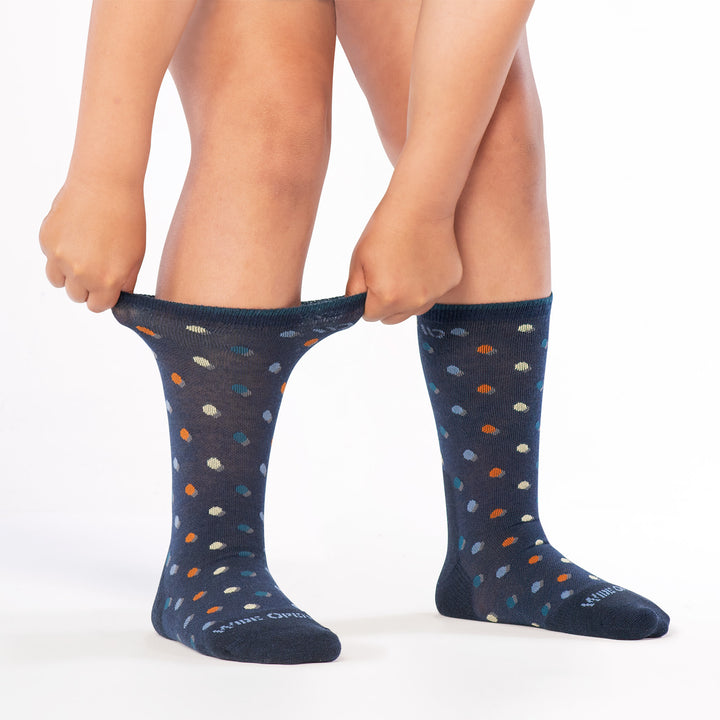 model stretching the cuff of the on the dot cushioned crew in navy