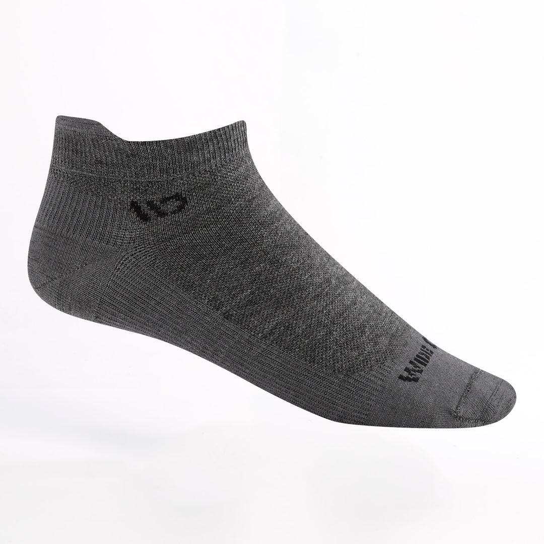 Men's ankle lightweight no cushion sock in gray featuring black logo