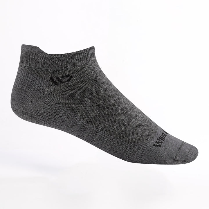 Men's ankle lightweight no cushion sock in gray featuring black logo
