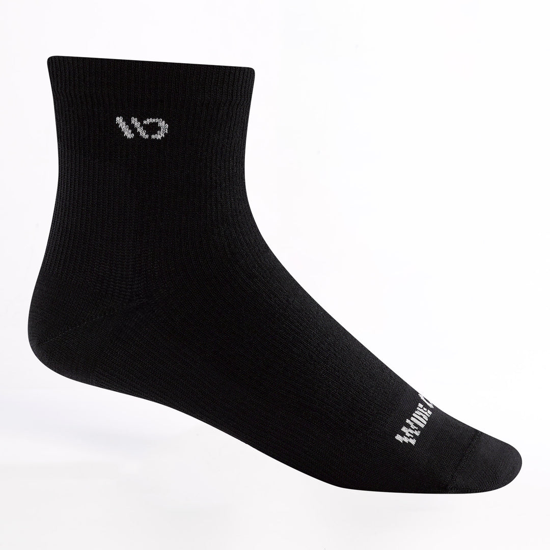 Men's quarter lightweight no cushion in black featuring white logo