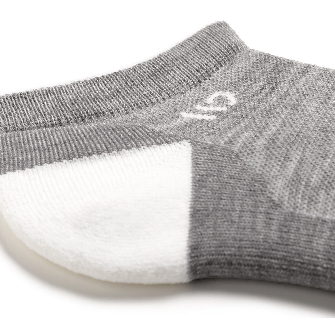 9500 Women's solid cushioned ankle in light gray detail image up close of white logo and heel 