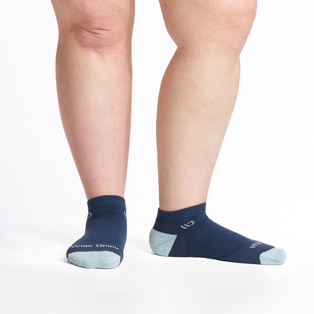 9500-Navy ankle sock with light blue heel/toe/logo, shown from front and side.
