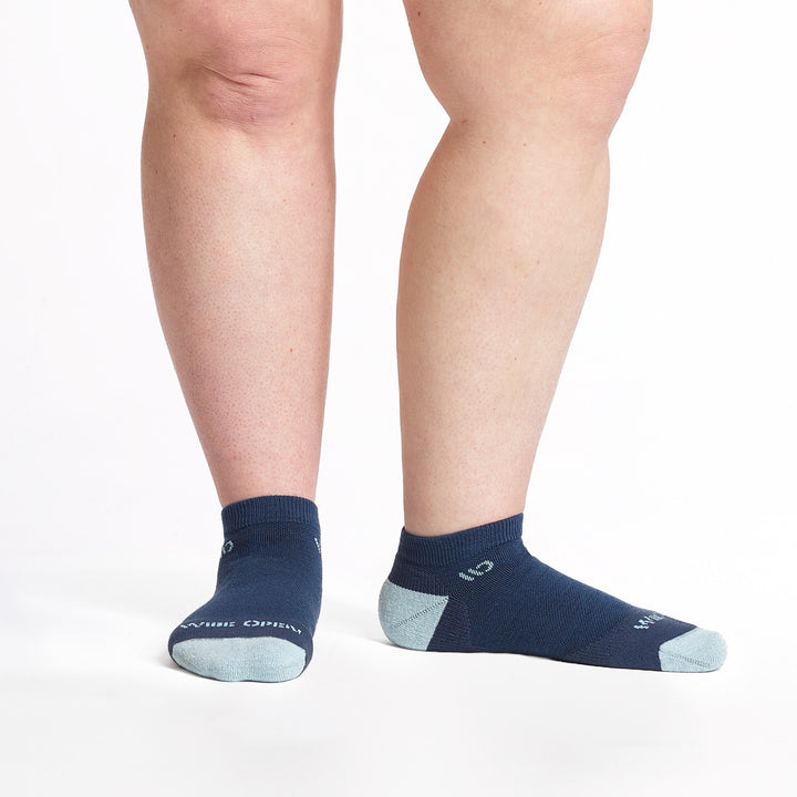 9500-Navy ankle sock with light blue heel/toe/logo, shown from front and side.