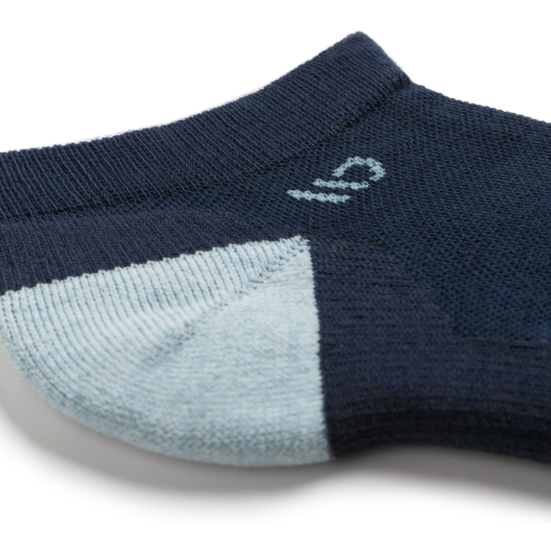 9500 Women's Solid cushioned ankle in navy detail image up close of logo and light blue heel 