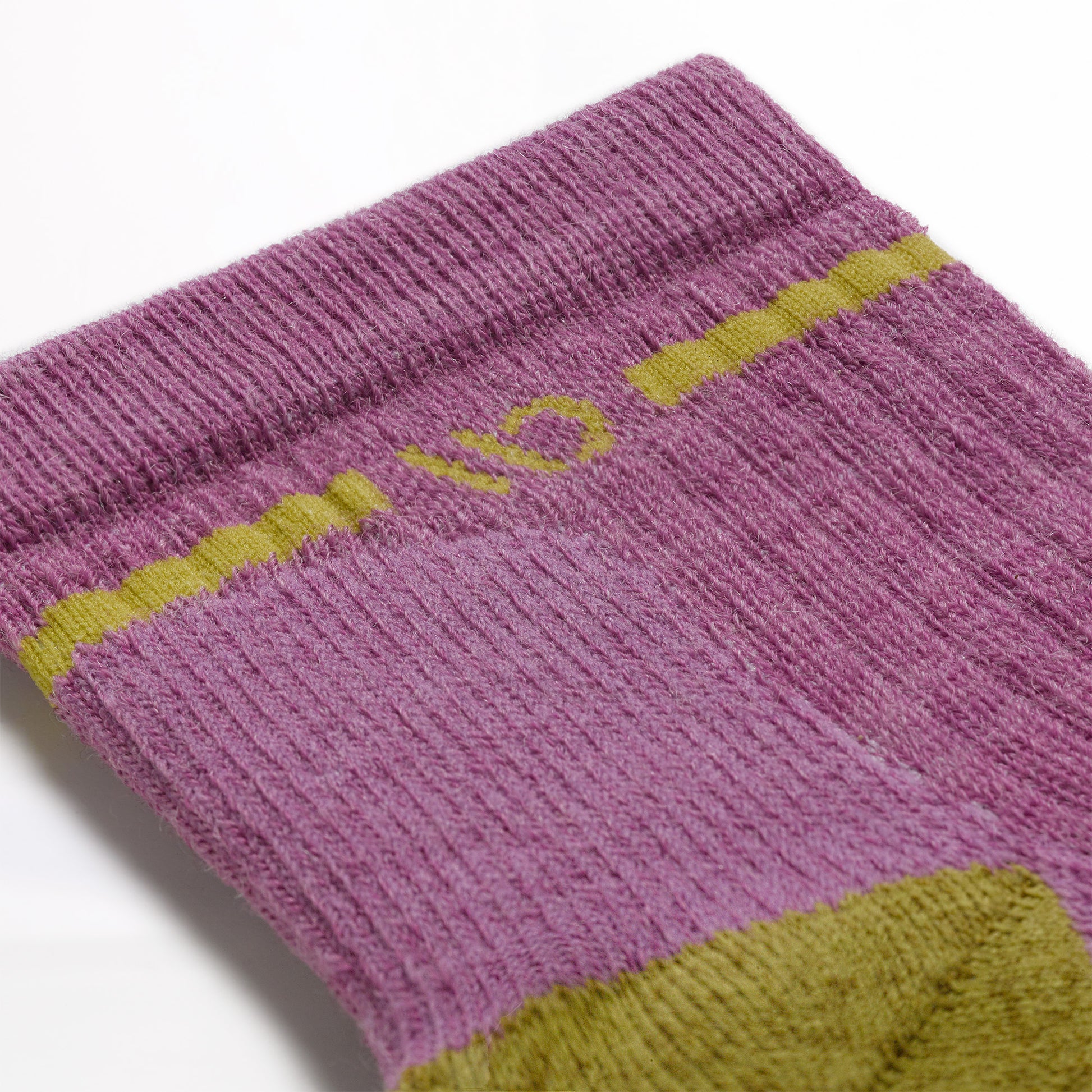 Detail image of the 9501 Single stripe Quarter in violet features include yellow heel and yellow logo at the cuff