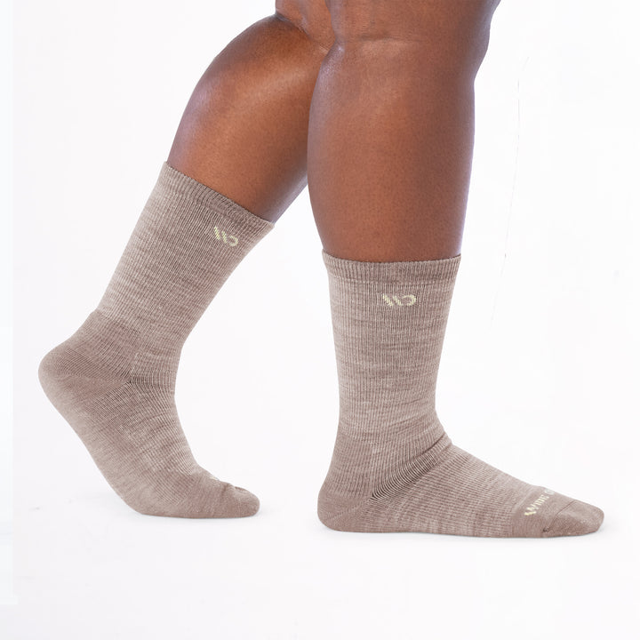 Om model image walking to the right back foot lifted wearing 9504 in Rye 