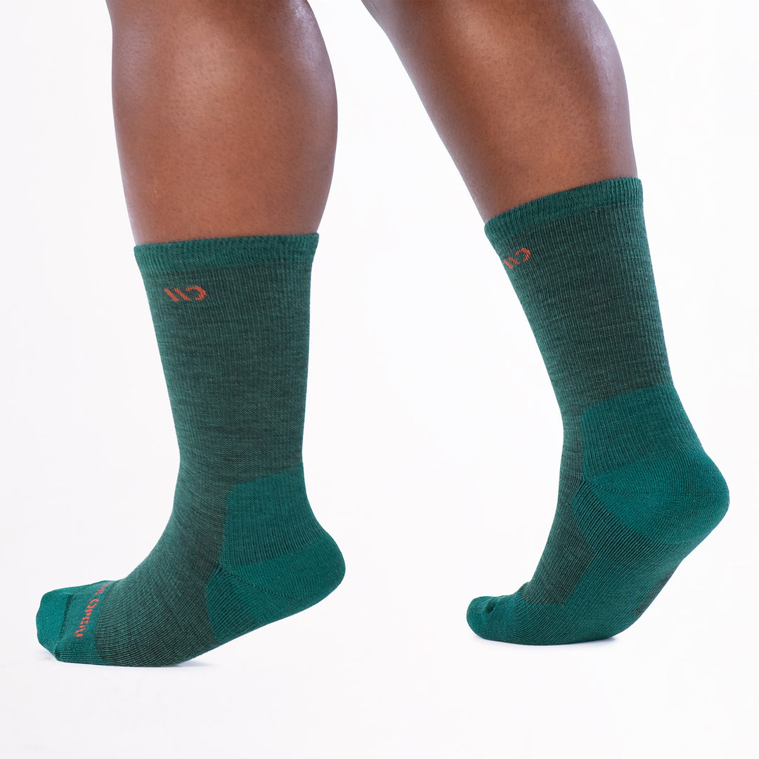 On model image from the side/back on toes wearing the 9504 in teal