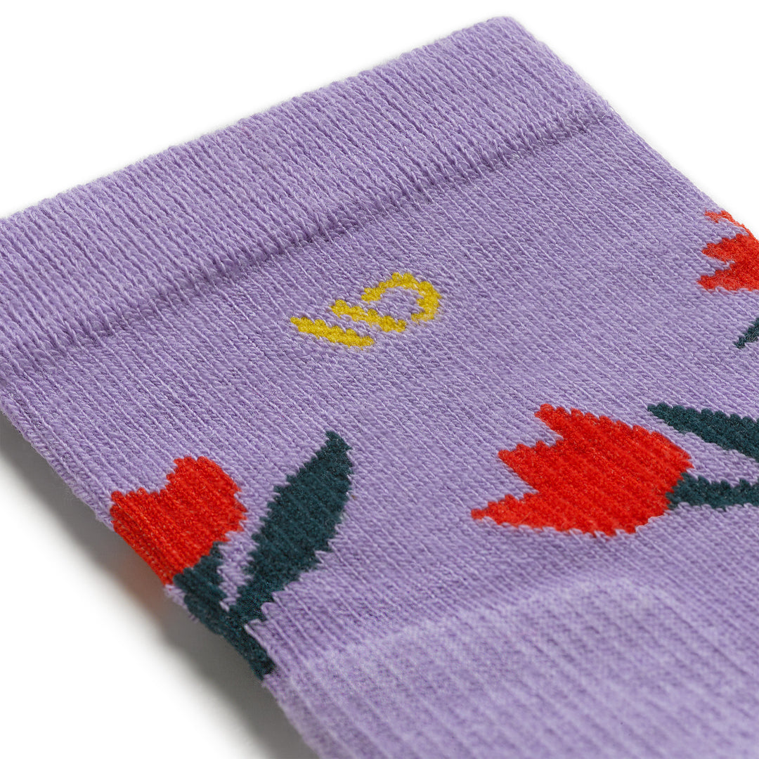 detail image of the 9507 Full bloom in Tulip purple featuring a yellow logo and red flower