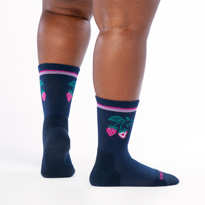 model feet from behind with right foot to the side in the 9509 strawberry patch cushioned crew in eclipse