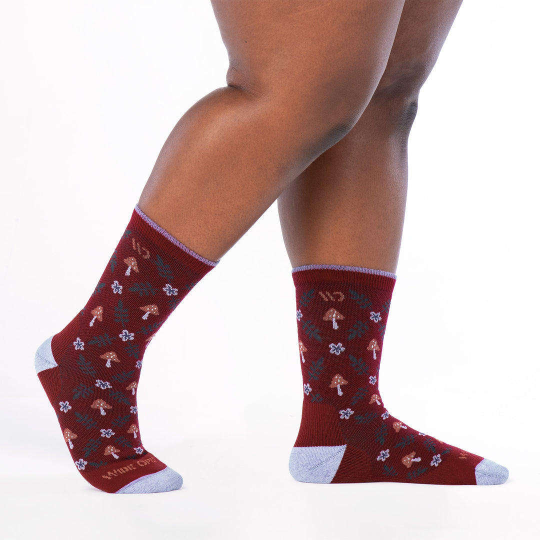 model walking to the right with back foot lifted wearing the 9512 wildwood cushioned crew in burgundy