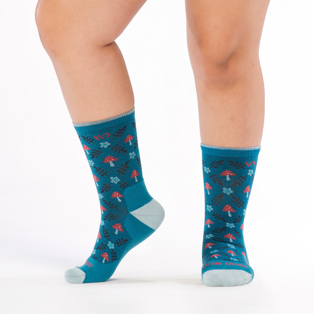 on model image with left foot up on toes wearing the 9512 wildwood cushioned crew in teal