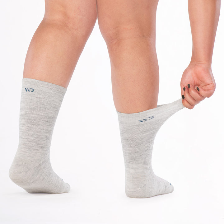 model stretching the cuff of the 9513 solid basic lightweight crew in ash