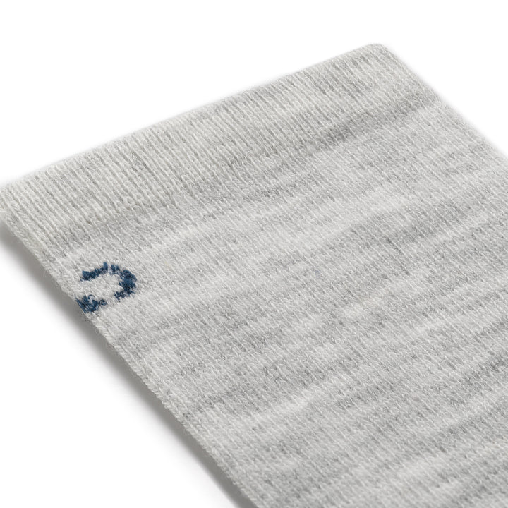 close up detail imageof the 9513 soild basic lightweight crew in ash featuring a teal logo on light gray ash body