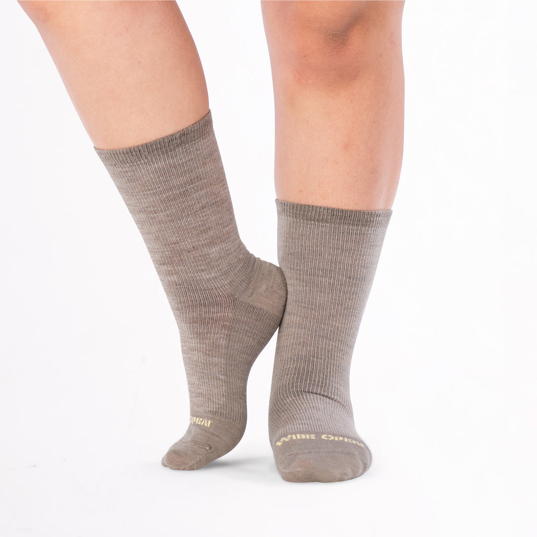 models feet with heel to ankle left foot up wearing the 9513 solid basic lightweight crew in rye