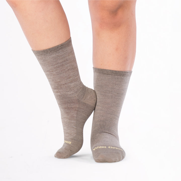 models feet with heel to ankle left foot up wearing the 9513 solid basic lightweight crew in rye