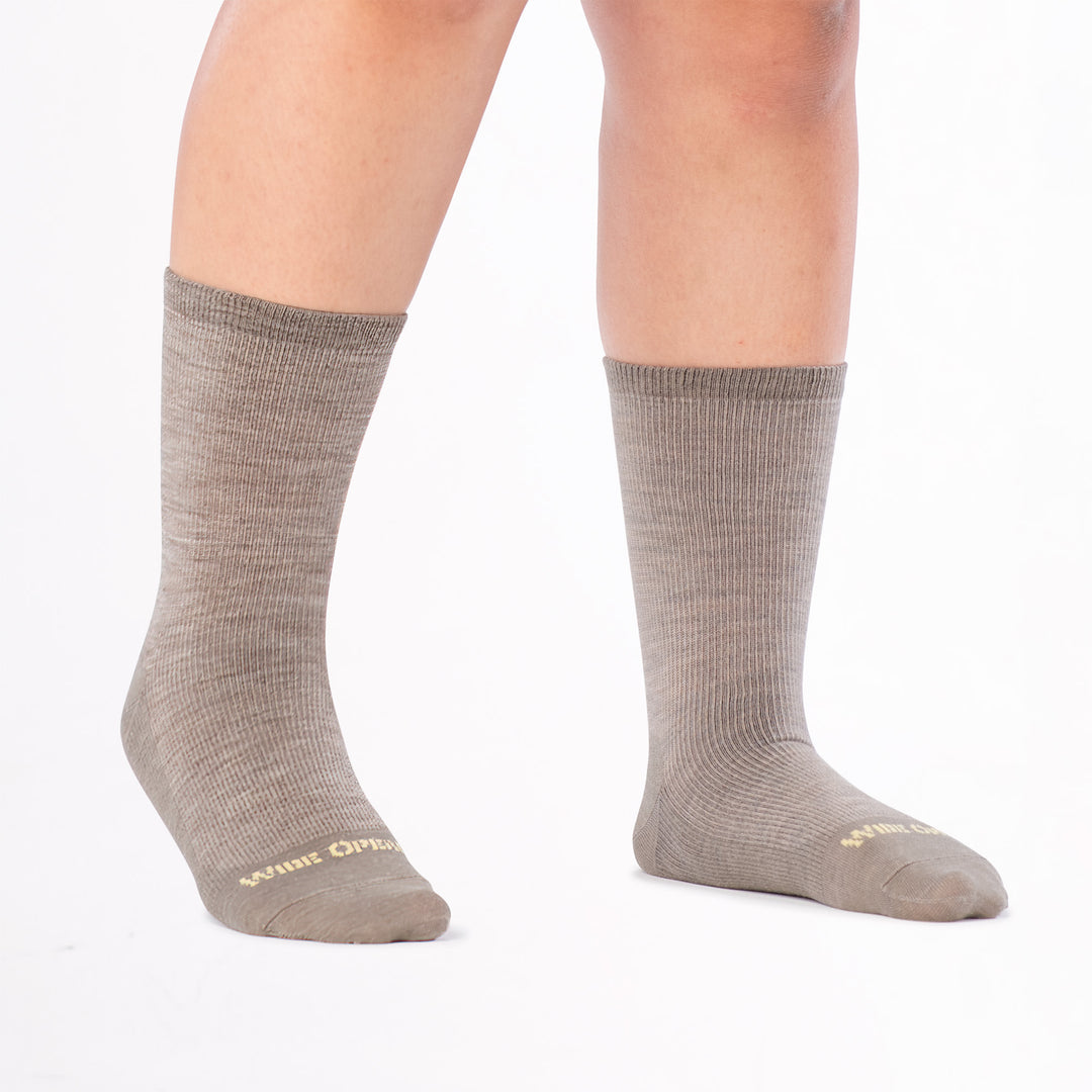 models feet pointed right wearing the 9513 solid basic lightweight crew in rye