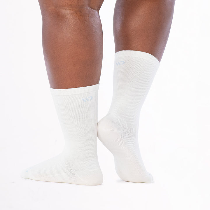 models feet from the back with right foot lifted wearing the 9513 solid basic lightweight crew in white