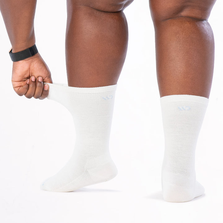 model stretching the cuff of the 9513 solid basic lightweight crew in white