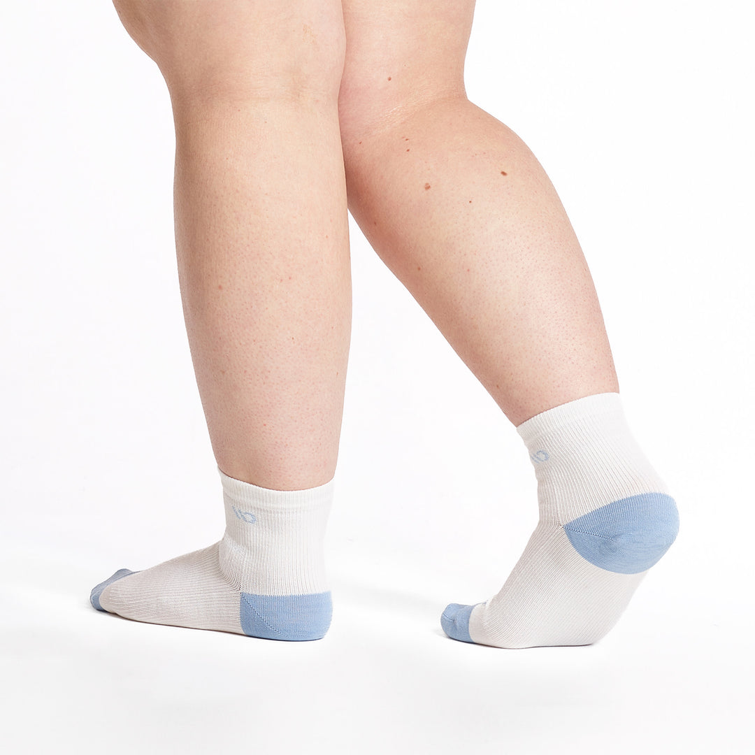 9515 white quarter sock with light blue heel/toe/logo show from behind with heel lifted