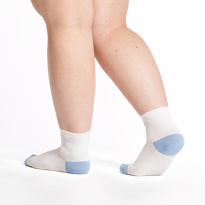 9515 white quarter sock with light blue heel/toe/logo show from behind with heel lifted