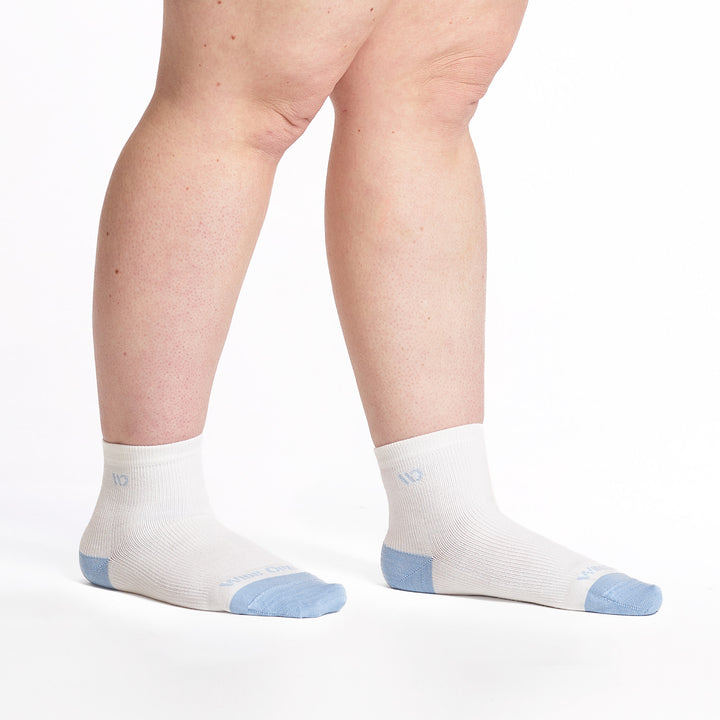 9515 White quarter sock with light blue heel/toe/logo shown from the side with feet pointing right