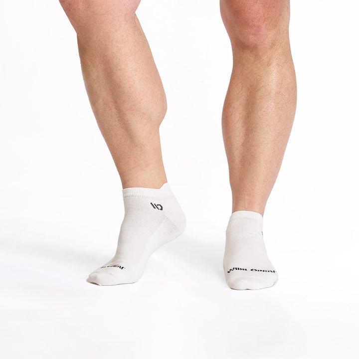 models feet left one to the side wearing the 9013 lightweight ankle sock in white 
