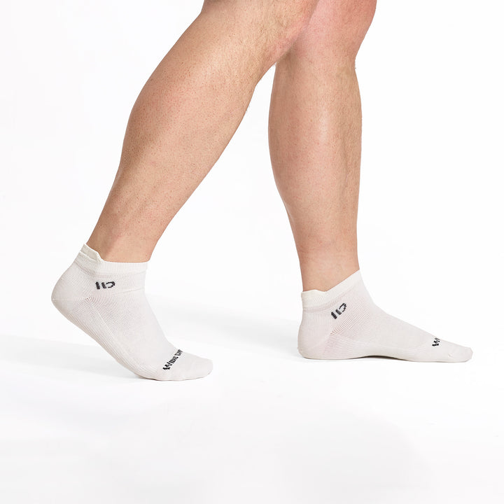 models feet walking to the left wearing the 9013 lightweight ankle sock in white 